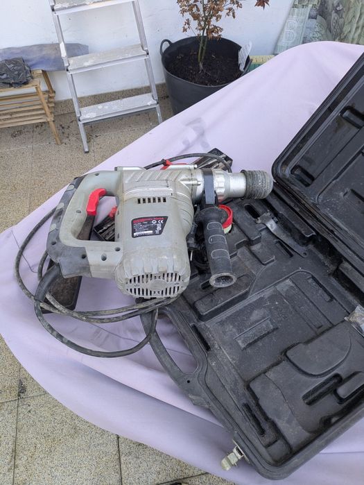 Máquina de partir e furar