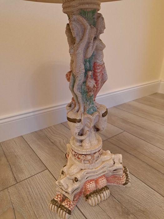 Stolik rzeźbiony alabaster