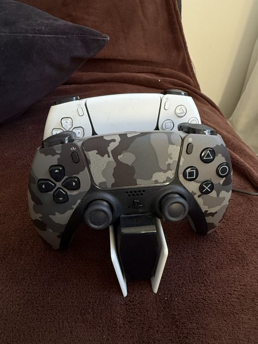 PlayStation 5 + 2 pady oryginalne + podstawka do ładowania