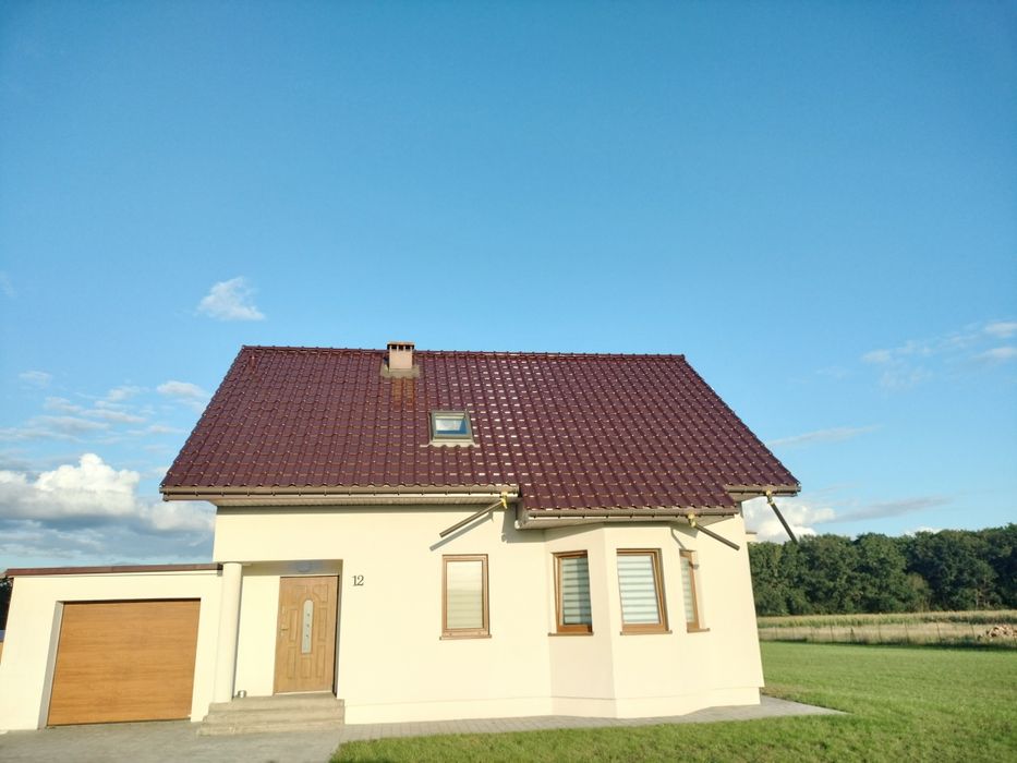 Wolnostojący dom z garażem i dużą działką.