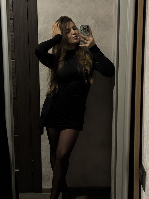 Чорна облягаюча міні сукня з акцентом на попі