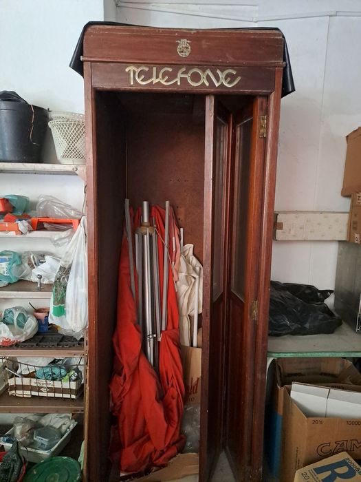 Cabine telefónica antiga e outros