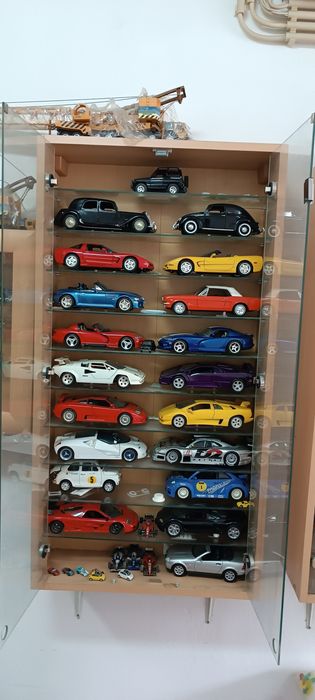 Coleção de Miniaturas de Carros 1:18 + Scooters – Ferrari, Jaguar, Clássicos e Competição