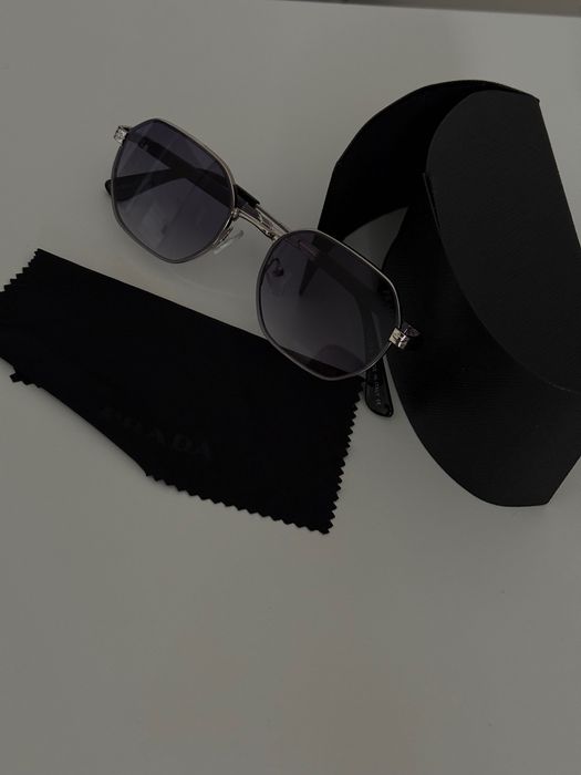 Сонцезахисні окуляри Prada