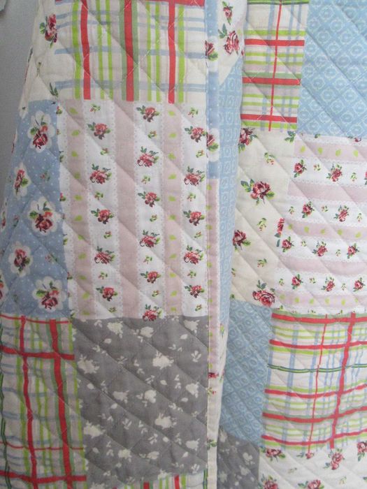 Colcha em patchwork com 2 almofadas452029576560005121