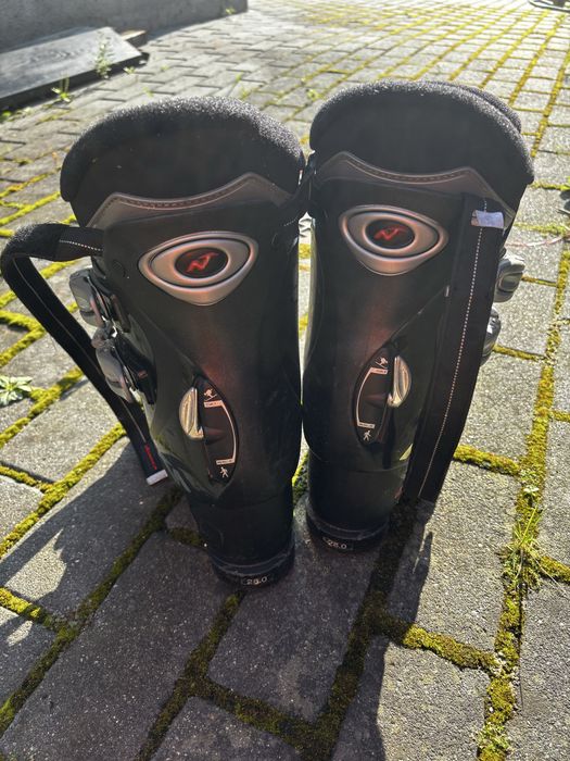 Buty narciarskie z nartami