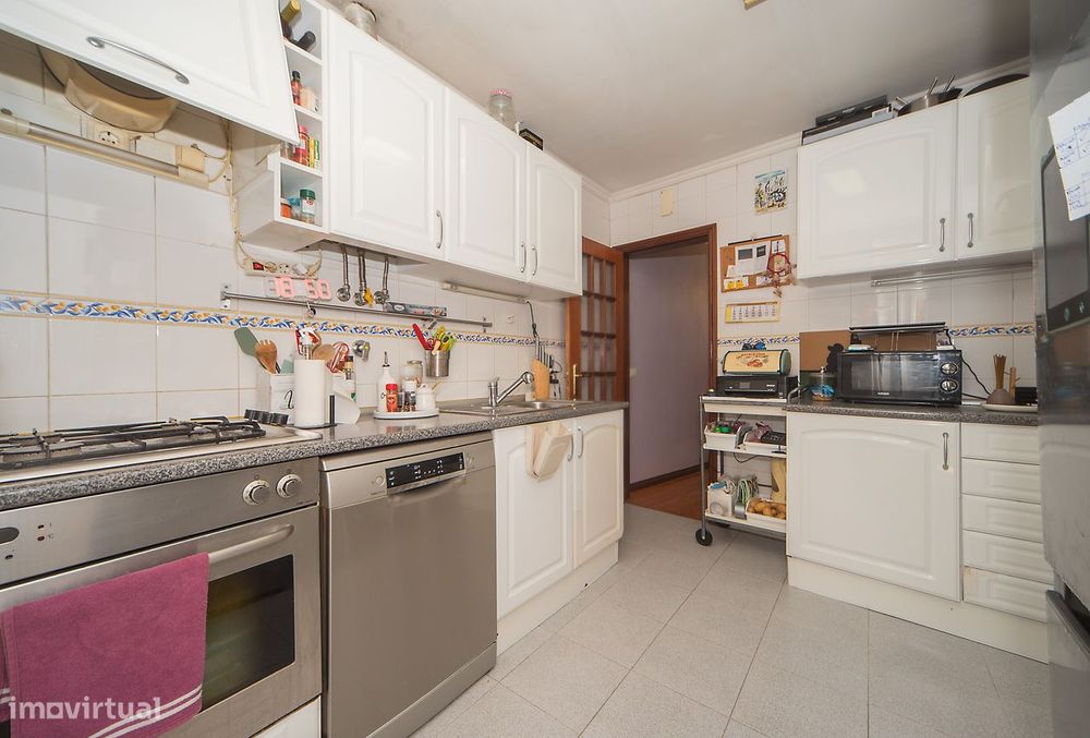 Apartamento T2+1 com cave e espaços adicionais na Tv. Nazaré, Lisboa