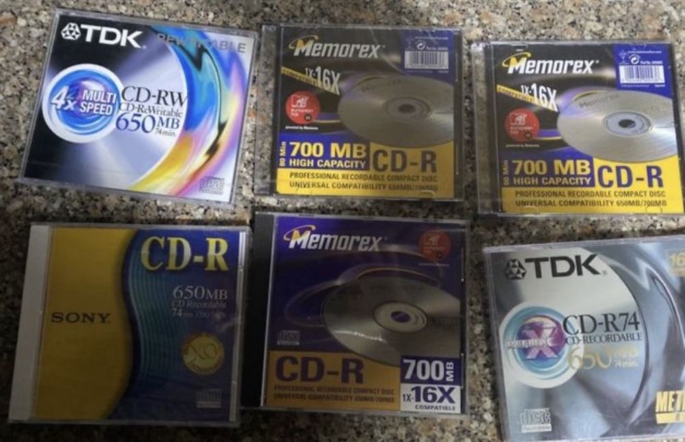 carregador pilhas, arca termica, cds virgens novos