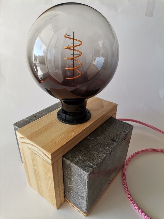 Candeeiro em cimento e madeira