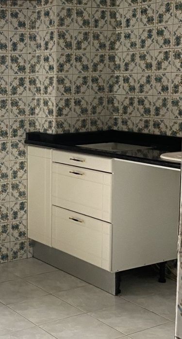 Móveis de cozinha brancos com balcão de granito