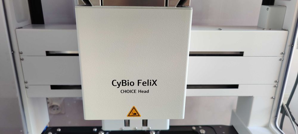 Stacja pipetująca wraz z pipetami, wyposażenie laboratorium