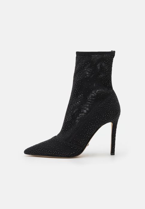 Botki na szpilce zdobione kamieniami Guess 37