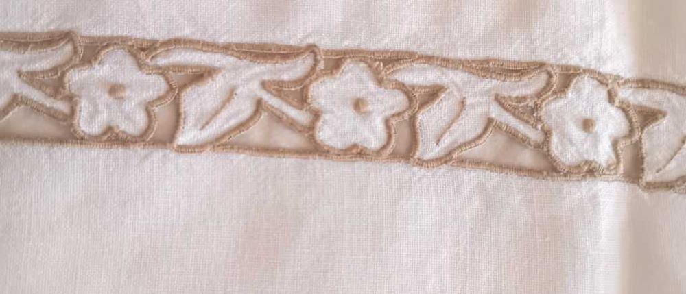 Bordado de Madeira Artesanal – Peça Única e Elegante