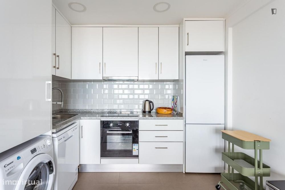 Quarto - localizado em Carcavelos Lisbon