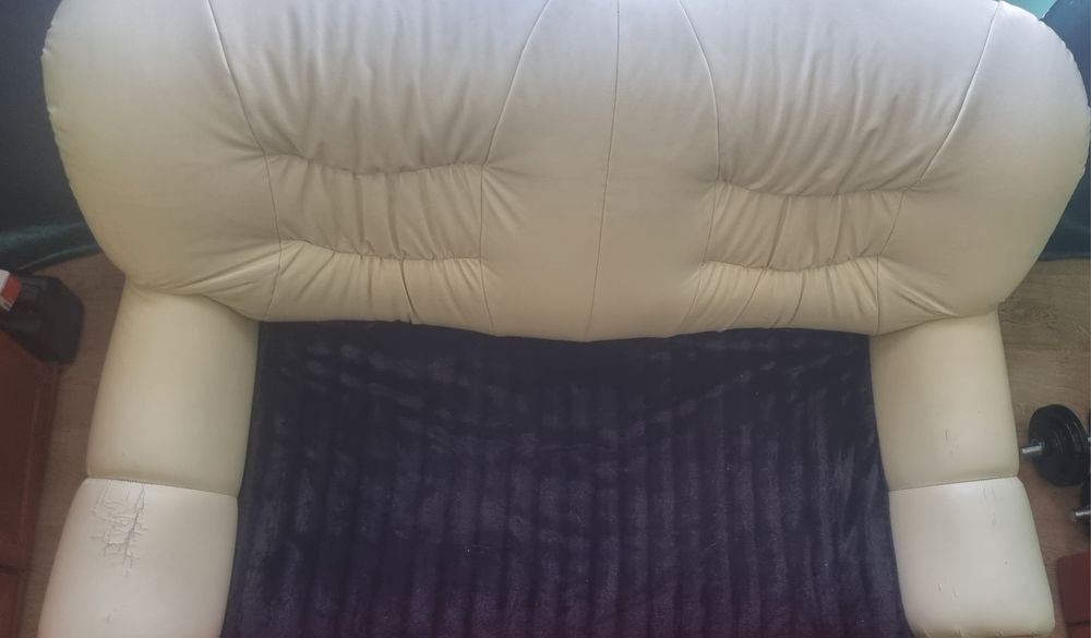 Biała sofa skórzana rozkładana
