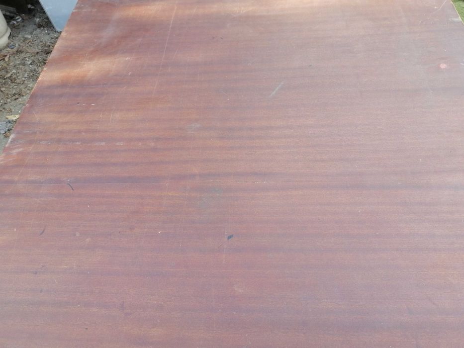 Mesa de madeira em bom estado