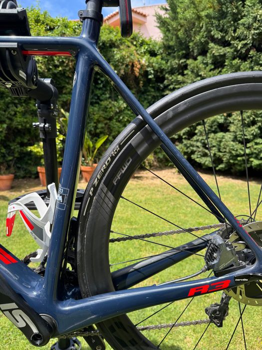 Cervélo R3 Disc Carbono - Ultegra Di2 + Powermeter + 2 Pares de Rodas (Pack Completo)