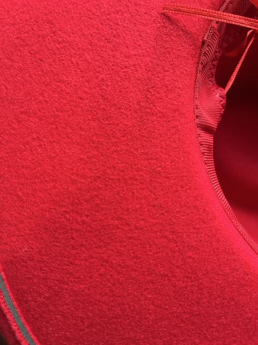 Продам червону шляпу