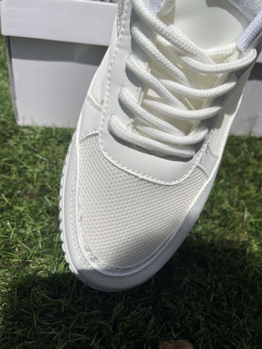 Tenis branco novo