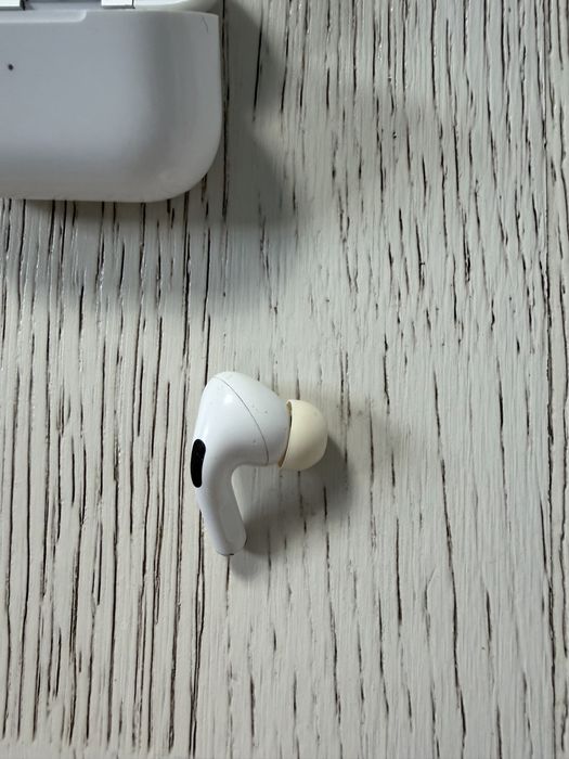 зарядний футляр (кейс) та правий навушник Apple AirPods Pro