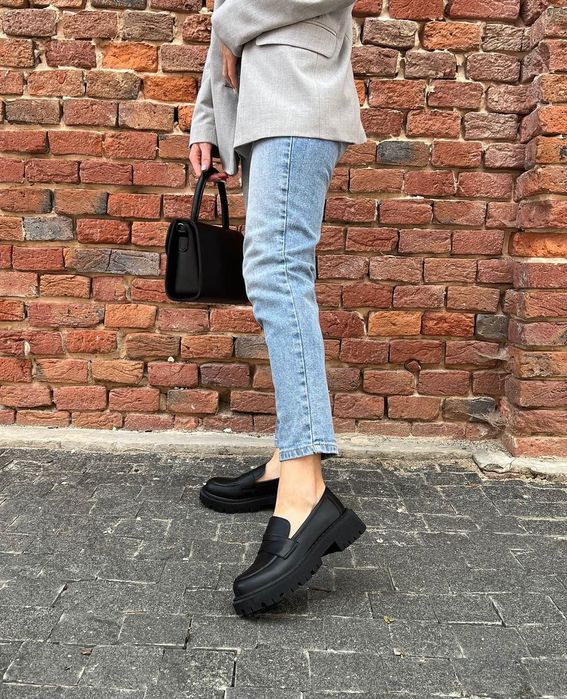 Чорні класичні шкіряні лофери