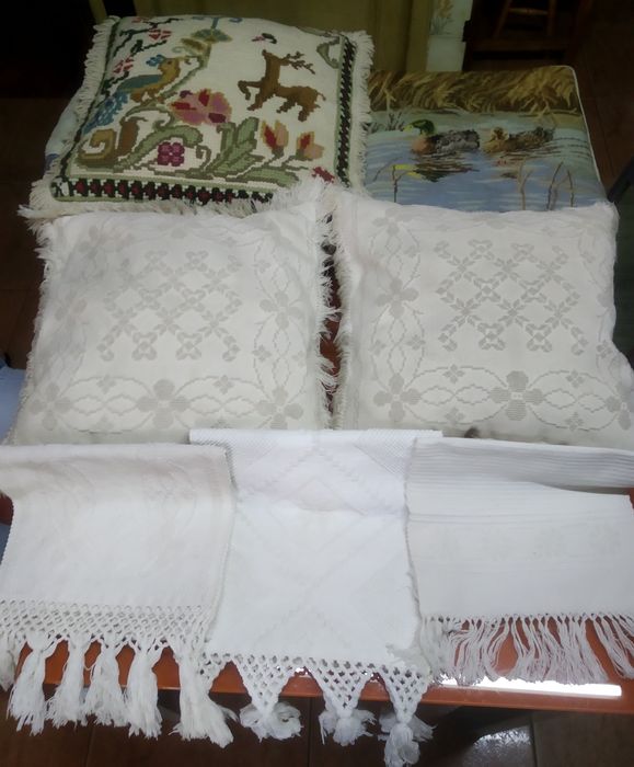 Almofadas de Arraiolos e de Linho e Naprons de Linho