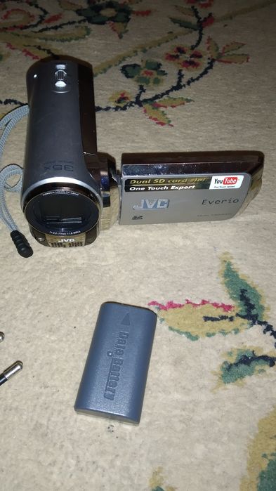 Видеокамера фирмы JVC с зарядным устройством.