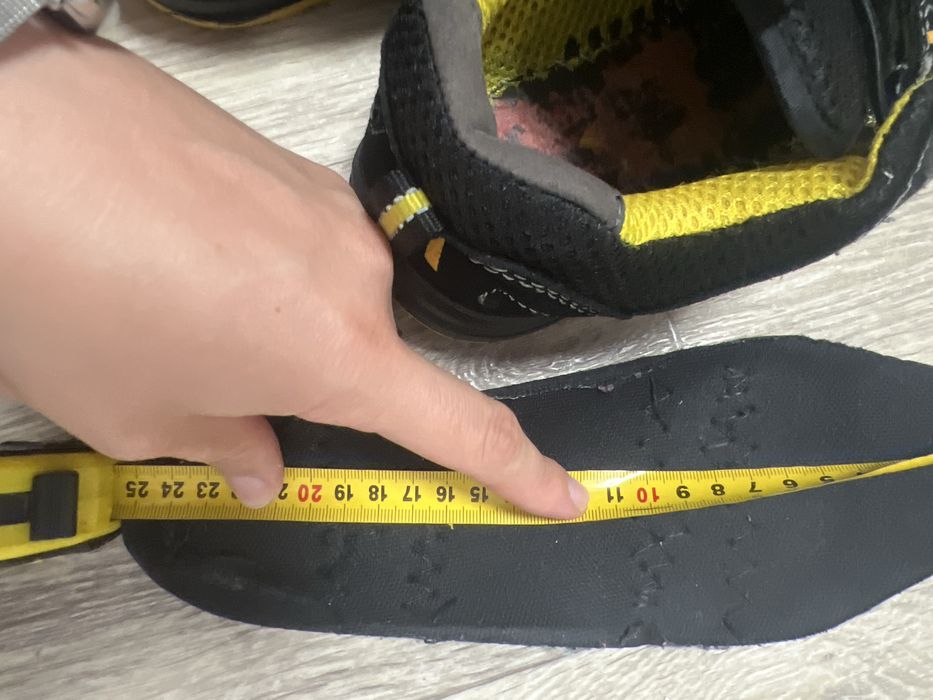 Робоче взуття з залізною вставкою