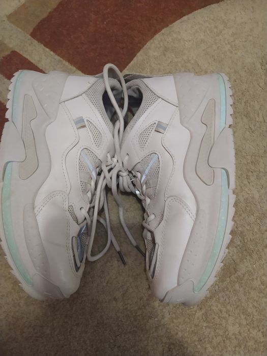 Взуття для дівчини