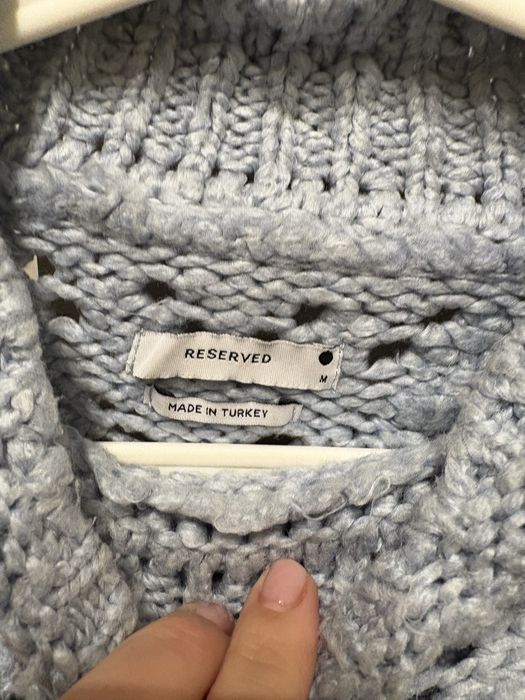 Błękitny sweter marki Reserved rozmiar M