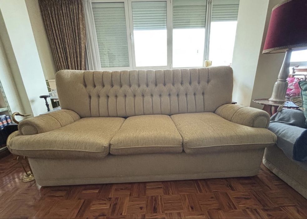Conjunto de sofás e cadeiras de sala elegante