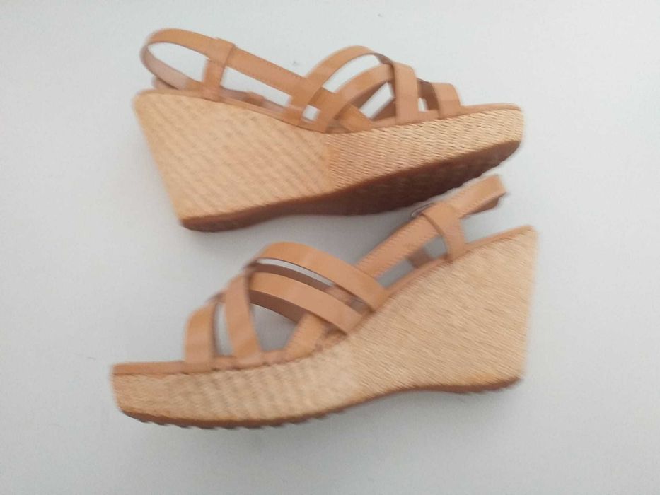 Sandália de Cunha em Verniz Bege