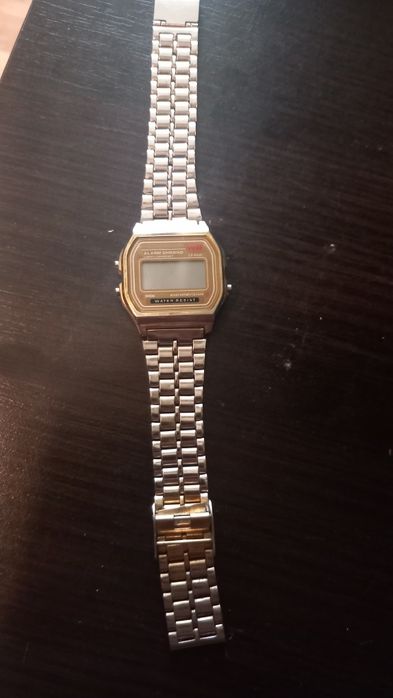 Zegarek cyfrowy w stylu retro-zloty