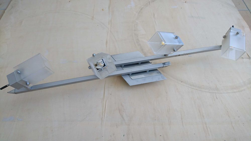 Candeeiro de parede com focos em vidro