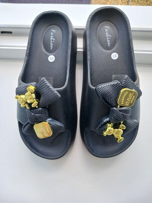 ПРОДАМ шлепанцы на танкетке