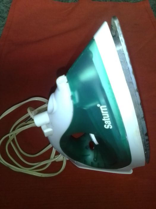 Праска Saturn 1600 вт розбризкування, парування , легка, зручна