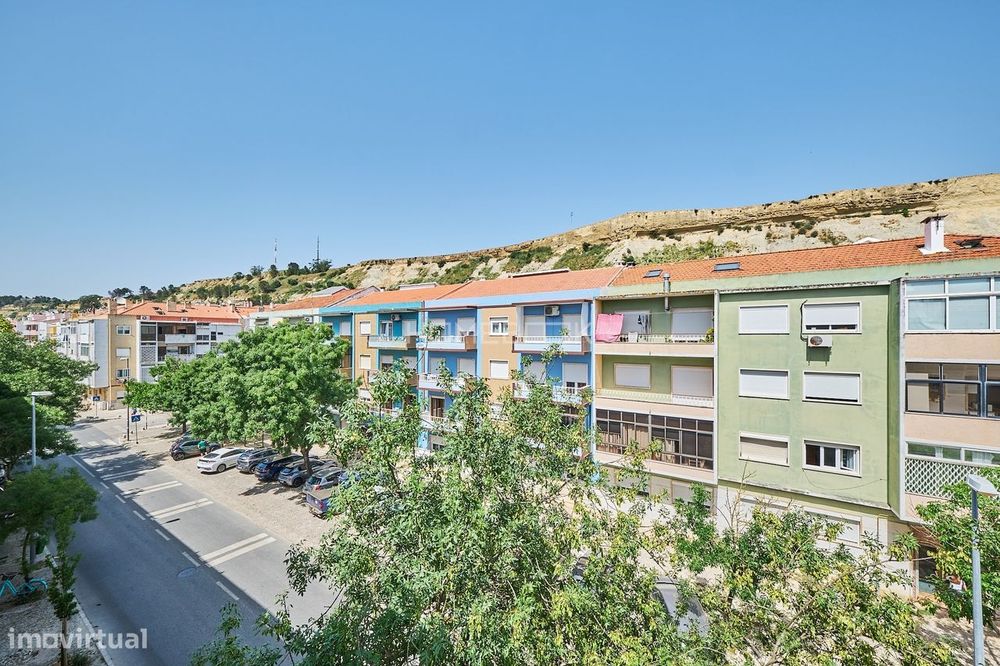 Apartamento T4 para remodelação total em Santo António da Caparica