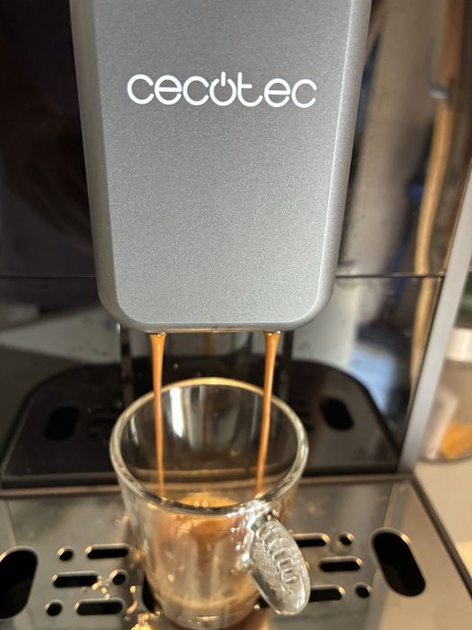 Máquina de café de grão e latte