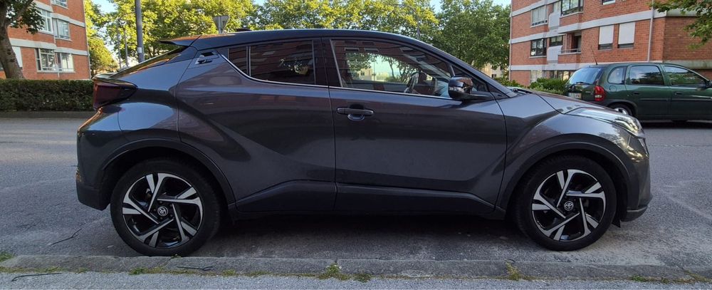 Toyota C-HR 1.8 Hybrid Square Collection Outubro 2023 | 33.000 km