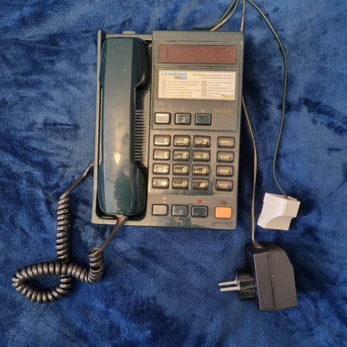 Телефон з визначником номера, зелений кнопочний