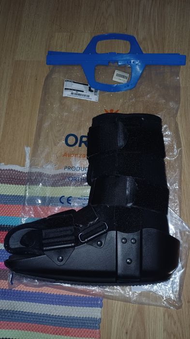 Bota ortopédica e canadianas