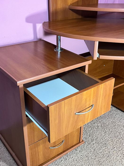 Кутовий стіл для роботи чи навчання