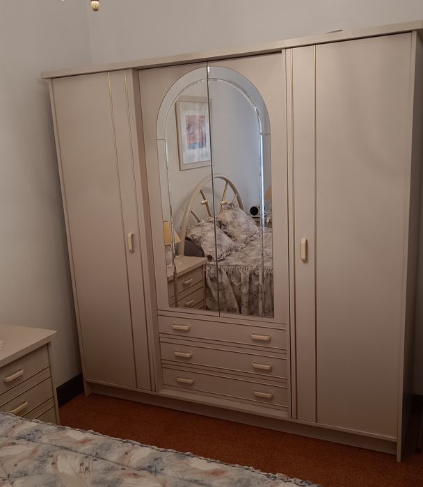 Vendo roupeiro de cor beje