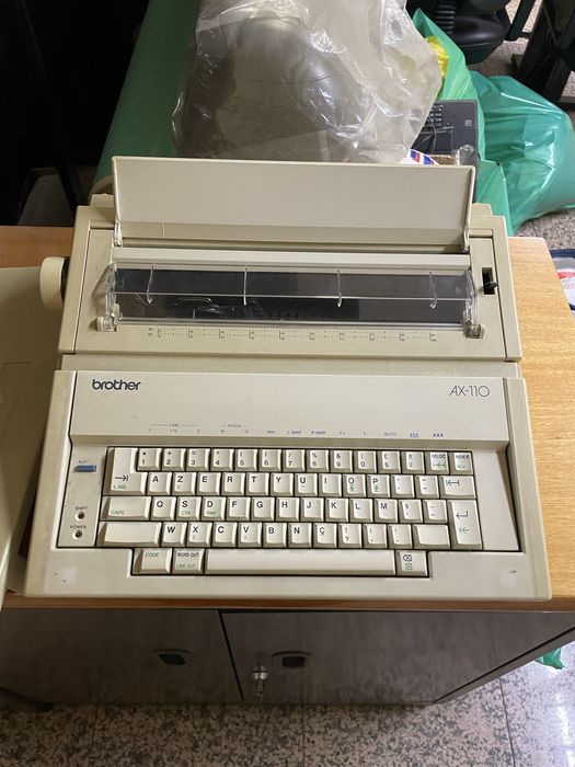 máquina de escrever eletrónica Brother AX-110
