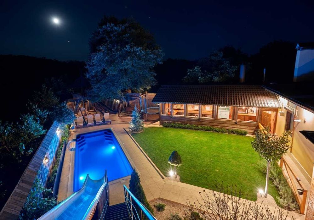 Дом 300 кв. Открытый бассейн с подогревом, сауна, джакузи, бильярд.