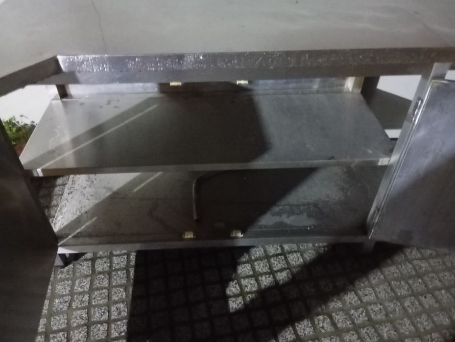 Banca ou escaparate com pia e portas em inox