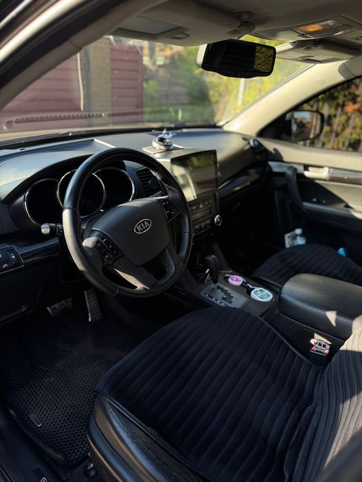 Продам сімейний 7-ми місний автомобіль Кіа Sorento  2010-го року,
