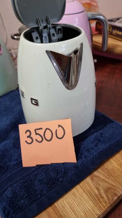Електричний чайник Smeg  бd в ідеальному стані  2400 -3700гр ( Англія)