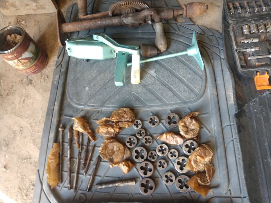 Інструмент набір головок плашки метчики  ключі дрель