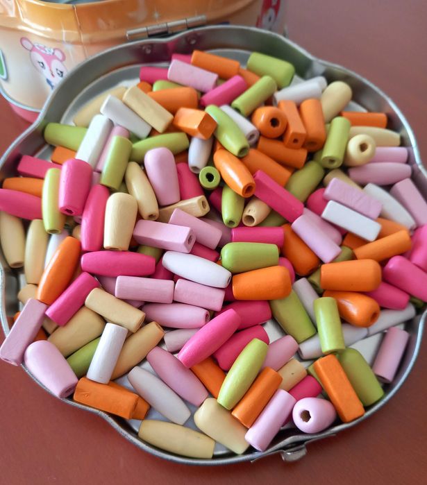 Contas coloridas de madeira